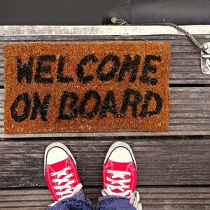 Eine Fußmatte mit der Aufschrift "Welcome on board".