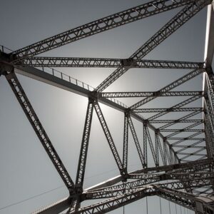Nahaufnahme einer Brückenkonstruktion aus Stahl.