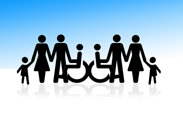 Ikonische Darstellung von 8 Personen, zwei von ihnen sitzen im Rollstuhl.